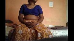 लंबी टांगों के बीच मे लंड
